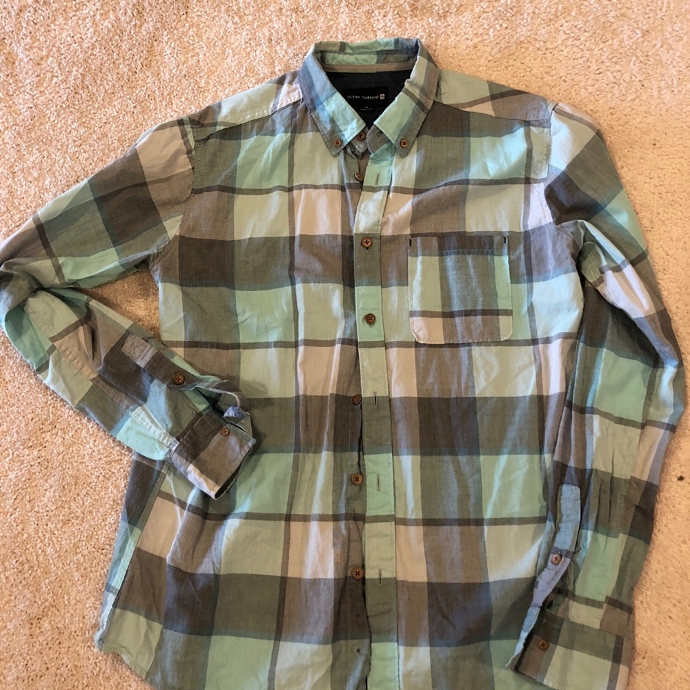 Ocean Current button up